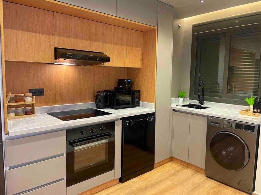 Seaside Splendor - Chic 2 Bedroom